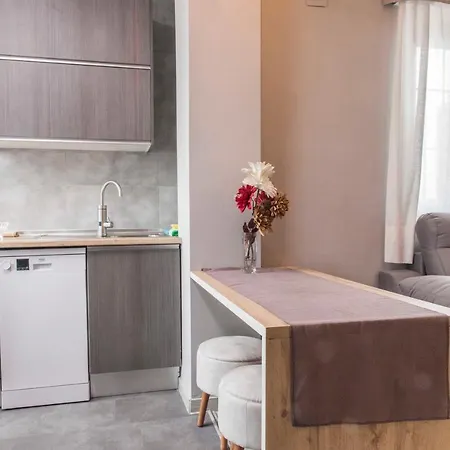 Charming With Free Parking In Center