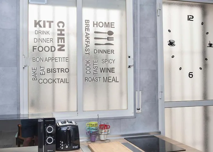 Charming With Free Parking In Center *