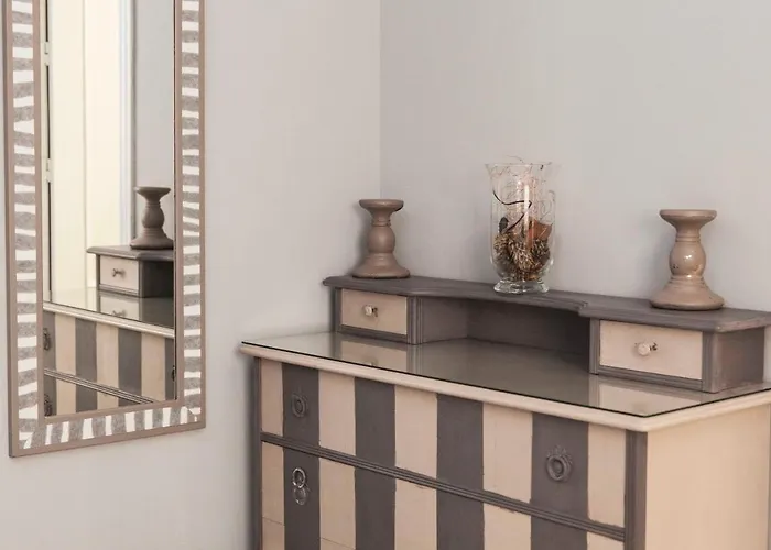 Charming With Free Parking In Center